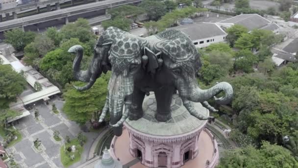 Luchtfoto van Erawan 3 hoofd olifant standbeeld in Bangkok, Thailand — Stockvideo