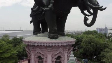 Tayland, Bangkok 'ta Erawan 3' ün baş fil heykeli görünüyor.