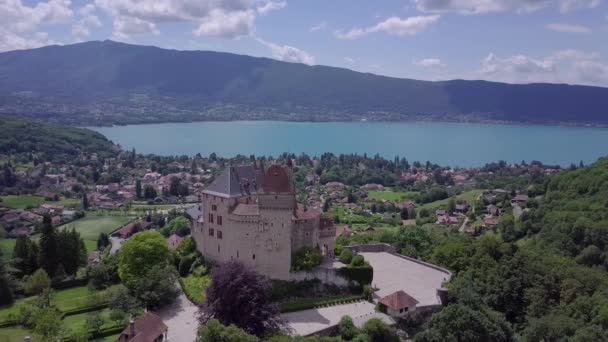 Annecy sjö och slott antenn utsikt i Frankrike — Stockvideo