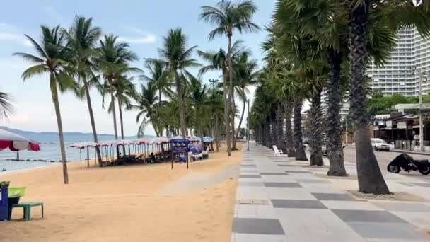 Widok na plażę Jomtien podczas zamykania drzwi, Pattaya, Chonburi, Tajlandia — Wideo stockowe