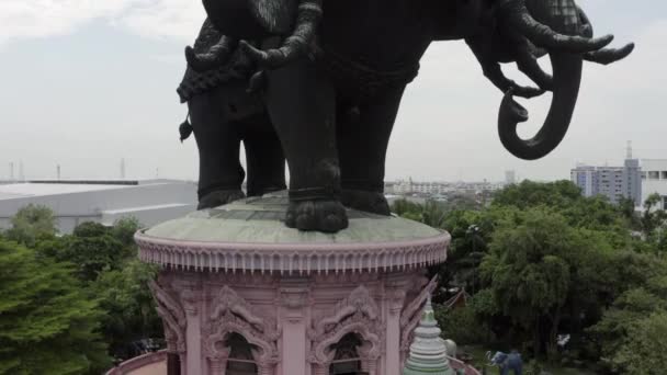 Vista aérea de Erawan 3 cabeça estátua de elefante em Bangkok, Tailândia — Vídeo de Stock