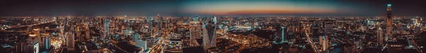 Siam y Rachathewi vistas desde arriba por la noche en Bangkok Tailandia — Foto de Stock