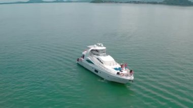 Phuket, Tayland 'da ada plajı ve yat manzarası