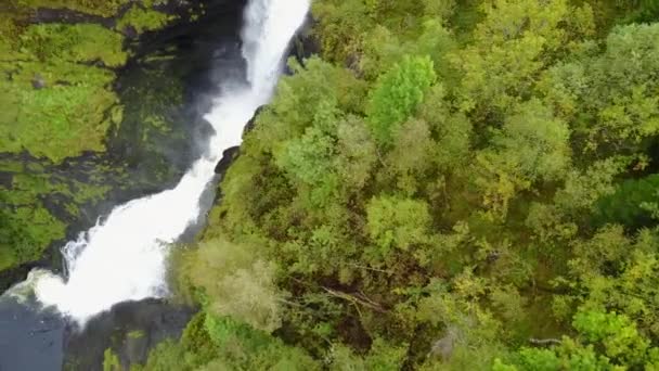 Flygfoto över vattenfall i Bergen i Norge — Stockvideo