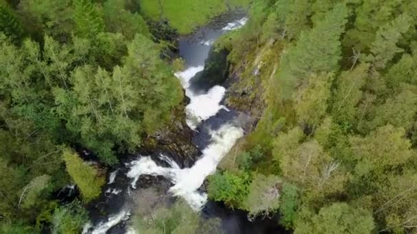 Flygfoto över vattenfall i Bergen i Norge — Stockvideo