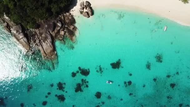 Similan ostrov a plážový letecký pohled v Thajsku — Stock video