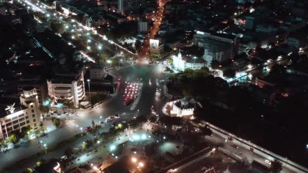 Flygfoto över Demokrati Monument på natten i gamla stan Bangkok Thailand — Stockvideo