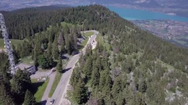 Fransa 'da Annecy gölü ve kale hava manzarası