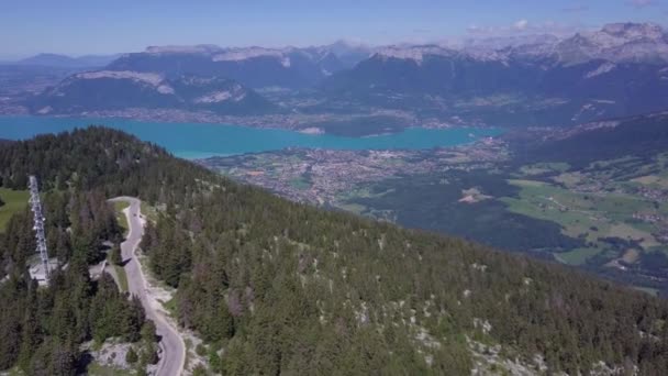 Анси озеро и замок вид с воздуха во Франции — стоковое видео