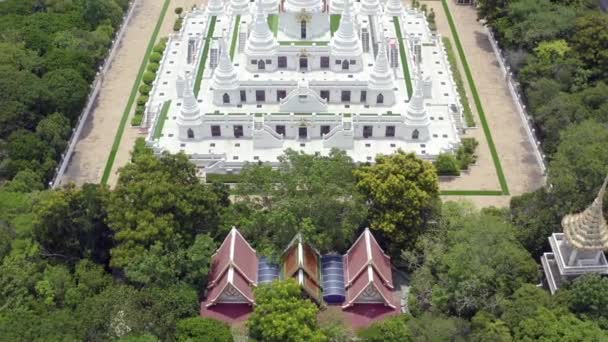 Vista aérea de Wat Asokaram, templo no sul de Bangkok, Tailândia — Vídeo de Stock
