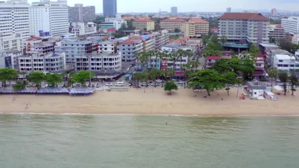 Aeria uitzicht op Jomtien strand tijdens covid lockdown, Pattaya, Chonburi, Thailand — Stockvideo