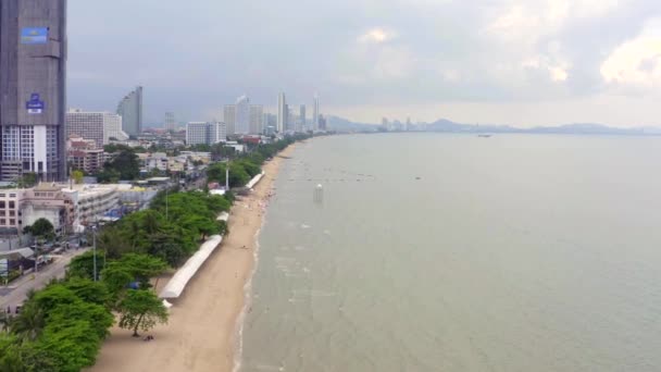 Aeria uitzicht op Jomtien strand tijdens covid lockdown, Pattaya, Chonburi, Thailand — Stockvideo