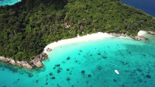 Similan wyspa i plaża widok z lotu ptaka w Tajlandii — Wideo stockowe