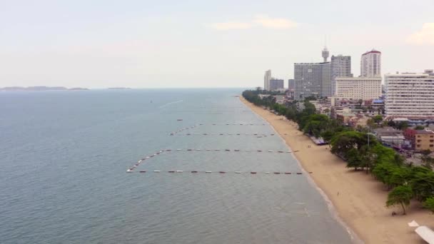Aeria-Ansicht des Jomtien-Strandes während der Sperrung, Pattaya, Chonburi, Thailand — Stockvideo