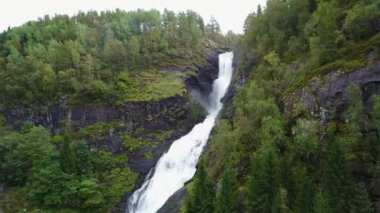 Norveç 'te Bergen' de şelale hava manzarası