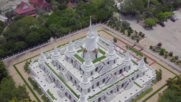 Widok z powietrza na Wat Asokaram, świątynia w południowym Bangkoku, Tajlandia — Wideo stockowe