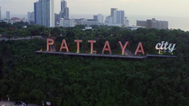 Vista aérea do sinal da cidade de Pattaya, letras gigantes no topo da colina com vista para o mar, em Chonburi, Tailândia — Vídeo de Stock
