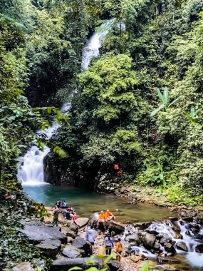 Namtok Phlio Ulusal Parkı, Chanthaburi, Tayland 'da antik pagoda ve şelale