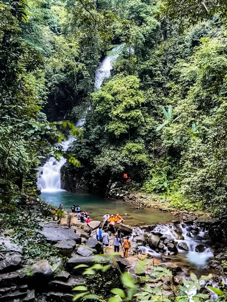 Namtok Phlio Ulusal Parkı, Chanthaburi, Tayland 'da antik pagoda ve şelale