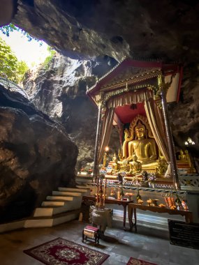 Wat Ban Tham tapınağı ve Kanchanaburi, Tayland 'daki mağara