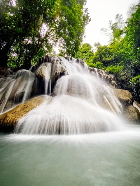 Park Narodowy Khuean Srinagarindra, wodospady Huay Mae Khamin, Kanchanaburi, Tajlandia — Zdjęcie stockowe