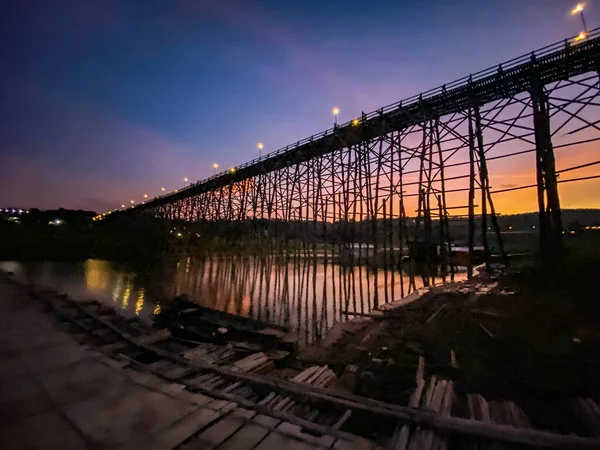 Mon Bridge, alte Holzbrücke bei Sonnenuntergang in Sangkhlaburi, Kanchanaburi, Thailand — Stockfoto