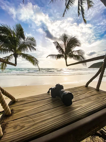 Praia de Klong Chao e suas palmeiras duplas em koh Kood, Trat, Tailândia — Fotografia de Stock