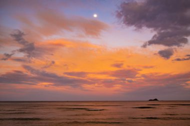 Suan Oğlu Pradipat Plajı Prachuap Khiri Han, Tayland 'da gün batımında