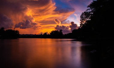 Kanchanaburi Nehri 'nde gün batımı Khwae Yai veya Tayland' da Kwai.