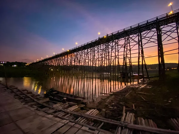 タイ、カンチャナブリ州サンクラブリの夕日の古い木造橋、モン橋 — ストック写真