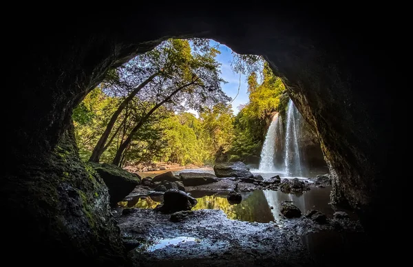 Cachoeira Haew Suwat no Parque Nacional Khao Yai em Nakhon Ratchasima, Tailândia — Fotografia de Stock