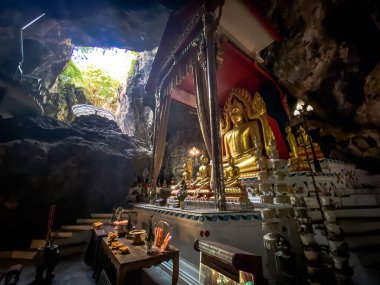 Wat Ban Tham tapınağı ve Kanchanaburi, Tayland 'daki mağara