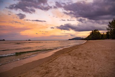 Suan Oğlu Pradipat Plajı Prachuap Khiri Han, Tayland 'da gün batımında