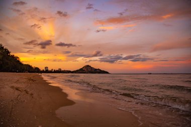 Suan Oğlu Pradipat Plajı Prachuap Khiri Han, Tayland 'da gün batımında