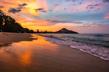 Suan Oğlu Pradipat Plajı Prachuap Khiri Han, Tayland 'da gün batımında