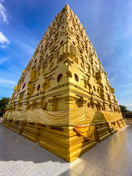 Chedi Phutthakhaya or Fashtakaya Pagoda, Wat wang Wiwekaram or wat luang pho fashama in Sangkhlaba, Kanchanabad, Thailand — стоковое фото