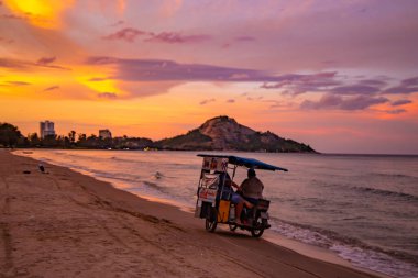 Suan Oğlu Pradipat Plajı Prachuap Khiri Han, Tayland 'da gün batımında
