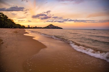 Suan Oğlu Pradipat Plajı Prachuap Khiri Han, Tayland 'da gün batımında