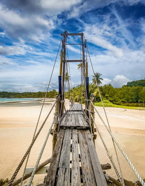 Holzbrücke am Bang Bao Strand auf der Insel Koh Kood, Trat, Thailand — Stockfoto