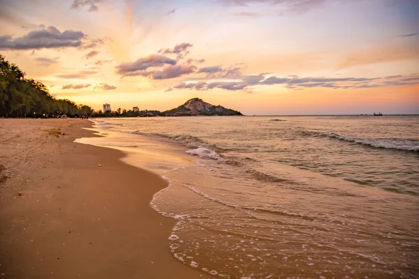 Playa Suan Son Pradipat al atardecer en Prachuap Khiri Khan, Tailandia —  Fotos de Stock