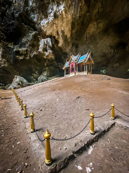 Phraya Nakhon Jeskyně, pavilon Khua Kharuehat chrám v Khao Sam Roi Yot Národní park v Prachuap Khiri Khan, Thajsko — Stock fotografie