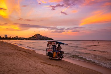 Suan Oğlu Pradipat Plajı Prachuap Khiri Han, Tayland 'da gün batımında
