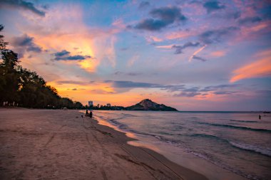 Suan Oğlu Pradipat Plajı Prachuap Khiri Han, Tayland 'da gün batımında