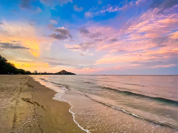 Playa Suan Son Pradipat al atardecer en Prachuap Khiri Khan, Tailandia — Foto de Stock