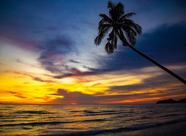 Gün batımında Klong Prao Sahili Koh Chang, Trat, Tayland