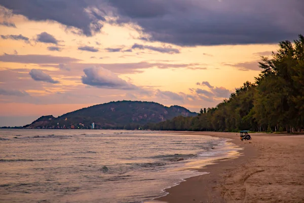 Suan Son Pradipat Beach at sunset in Prachuap Khiri Khan, Thailand — Stock Photo, Image