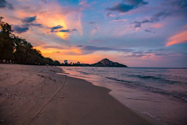 Suan Oğlu Pradipat Plajı Prachuap Khiri Han, Tayland 'da gün batımında