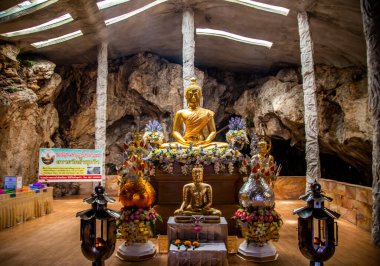 Wat tham Pu Wa tapınağı Kanchanaburi, Tayland 'daki mağarada.