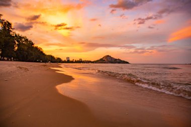 Suan Oğlu Pradipat Plajı Prachuap Khiri Han, Tayland 'da gün batımında