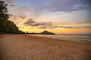Suan Oğlu Pradipat Plajı Prachuap Khiri Han, Tayland 'da gün batımında